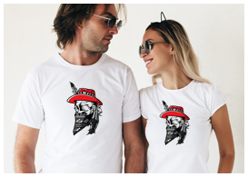 Hombre y Mujer Vistiendo Camisetas de Native Productions Hombre y Mujer Vistiendo Camisetas de Native Productions